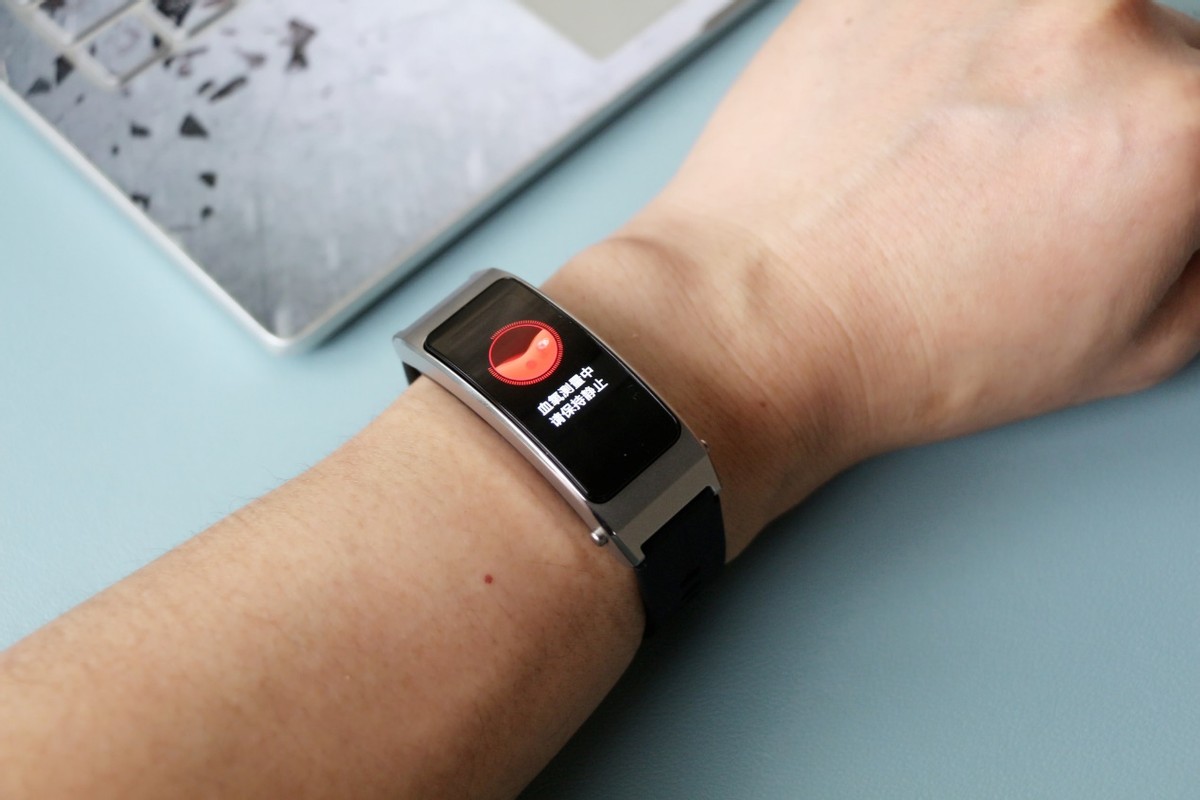 手环耳机二合一华为b7上手体验,华为什么时候发布新款B7手环