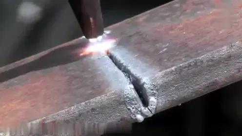 乙炔瓶燃烧,乙炔瓶小口突然冒烟怎么处理