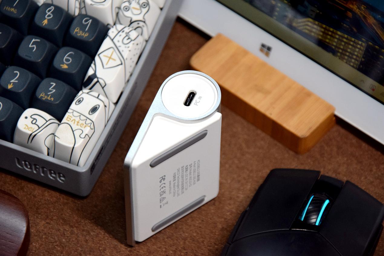 妹纸求助，办公电脑USB口不够用，给她加了个HUB提升生产力