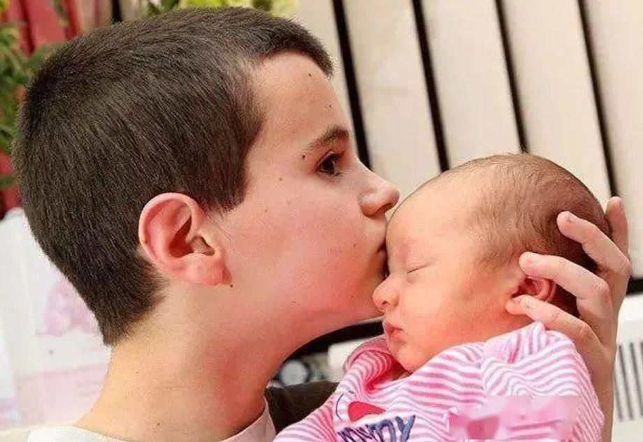 英国13岁男孩当爸现在怎么样,13岁当爹的英国少年近况