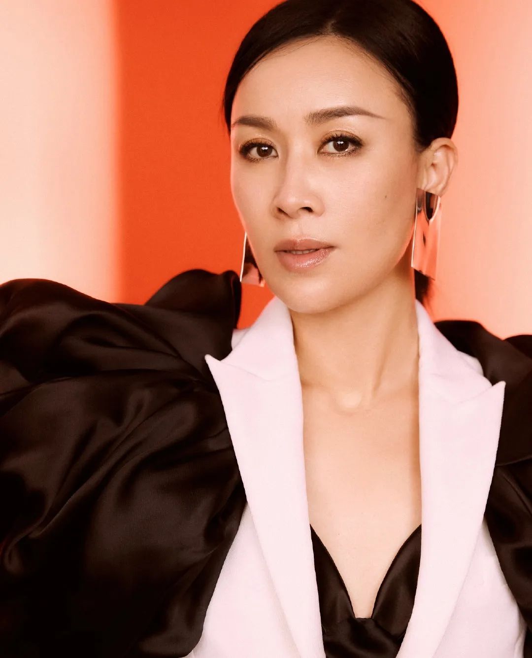 当街小便、踢路人、脚踩高铁桌子，这些明星的素质，一个比一个低