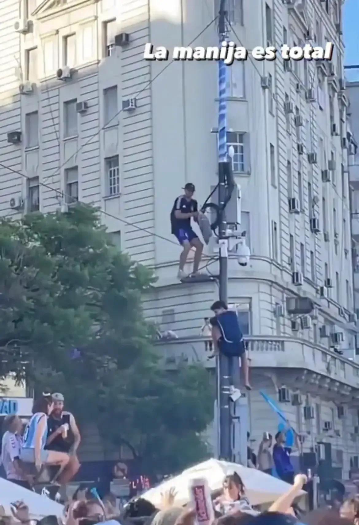 梅西对待球迷的温暖时刻,球迷对梅西的热情