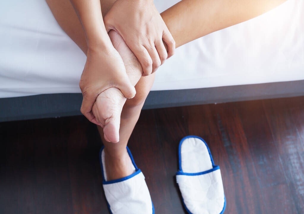 老人一侧肢体麻木是什么原因,老年人偶尔全身麻木什么原因