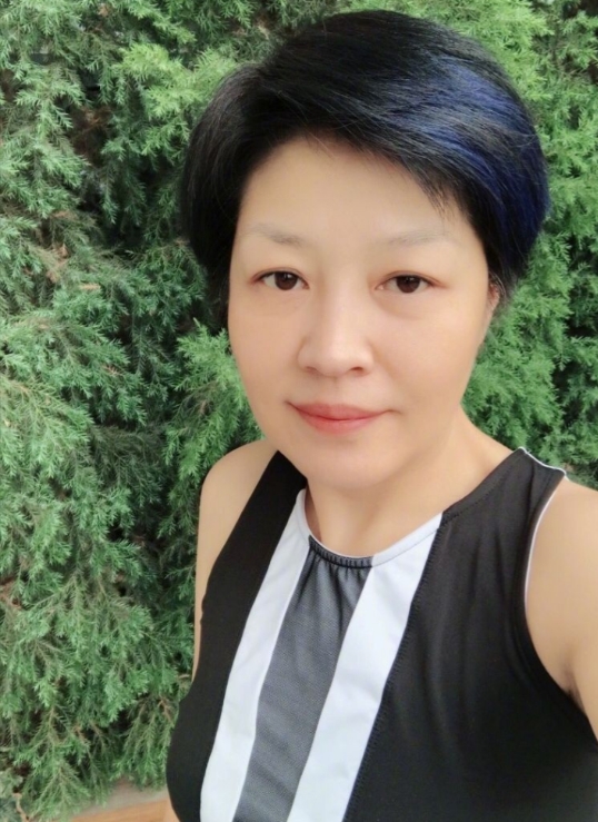 李咏妻子哈文家庭背景显赫,李咏去世后他的妻子哈文怎么样了