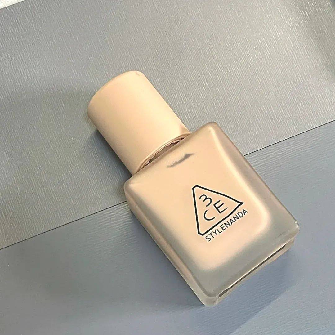 不同肤质的持妆粉底上妆手法,如何选择适合自己肌肤的粉底