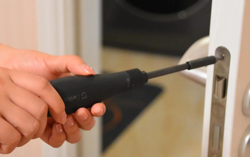 房门锁打不开怎么办,卧室门锁反锁打不开怎么办