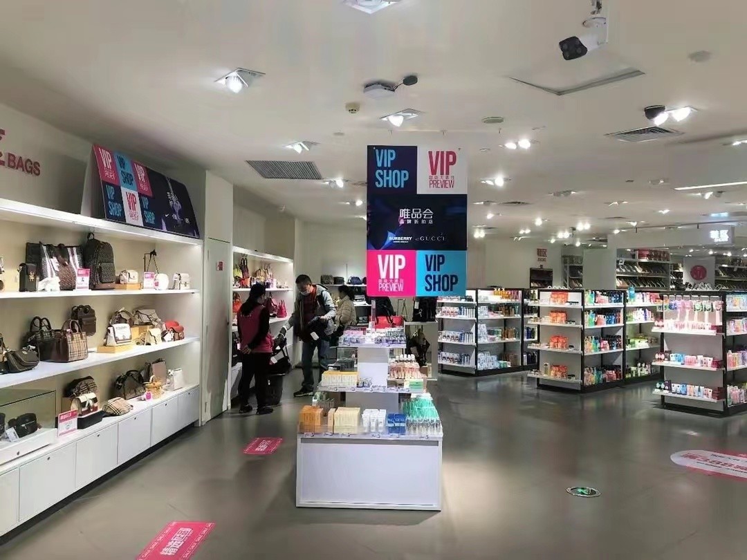 奢侈品店消费排队,奢侈品井喷