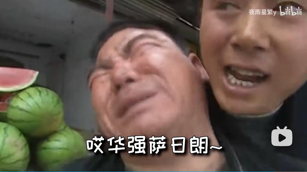 女学生可怜摆摊老人买下全部西瓜,学生看大爷卖瓜可怜