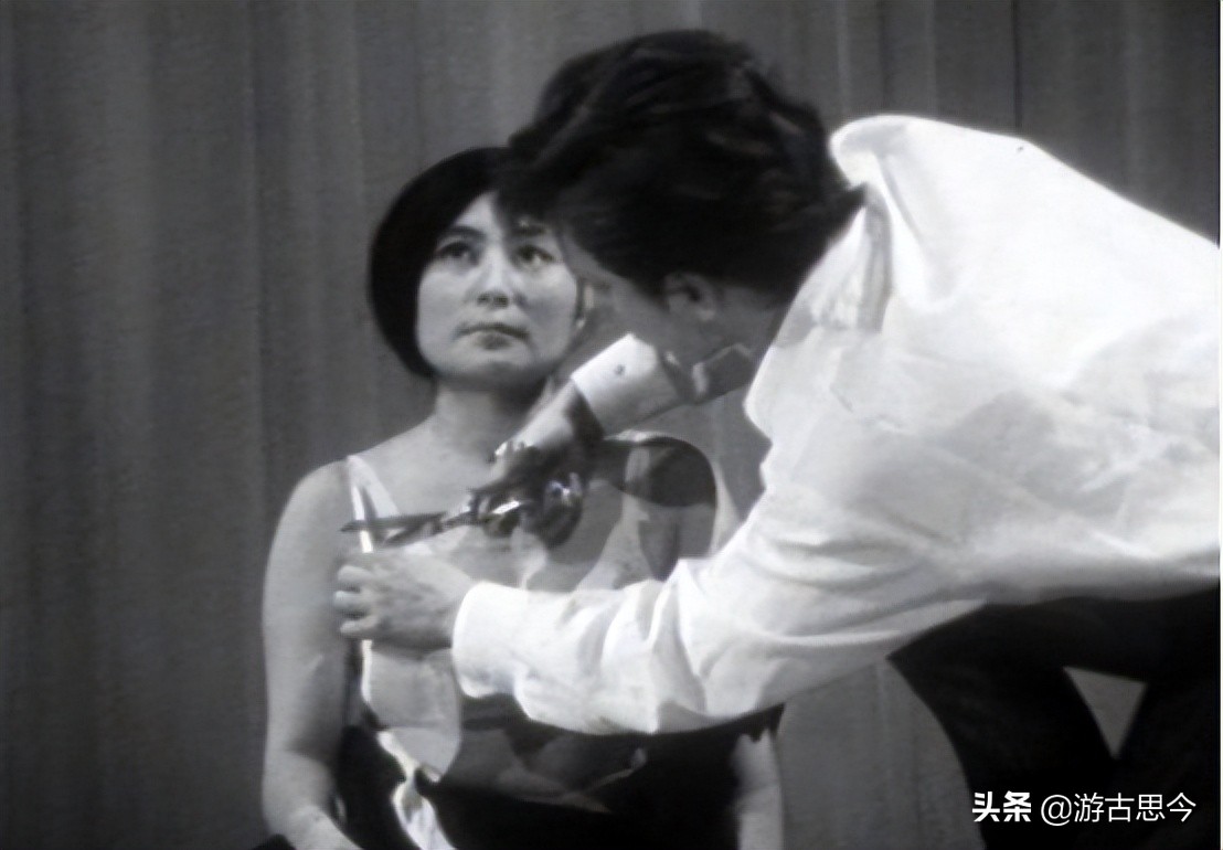 艺术家拿剪刀剪衣服视频,女艺术家把剪刀交给观众的视频