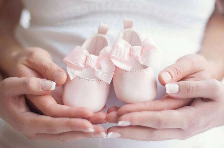 2015年，43岁母亲把子宫移植给22岁女儿，8年过去她们怎么样了？