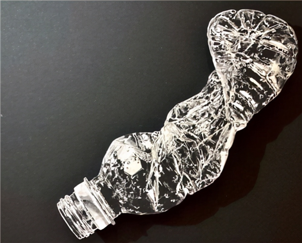 日本妹子把白纸刻成玻璃杯，连水珠都能看见，裸眼3D还能这么玩？