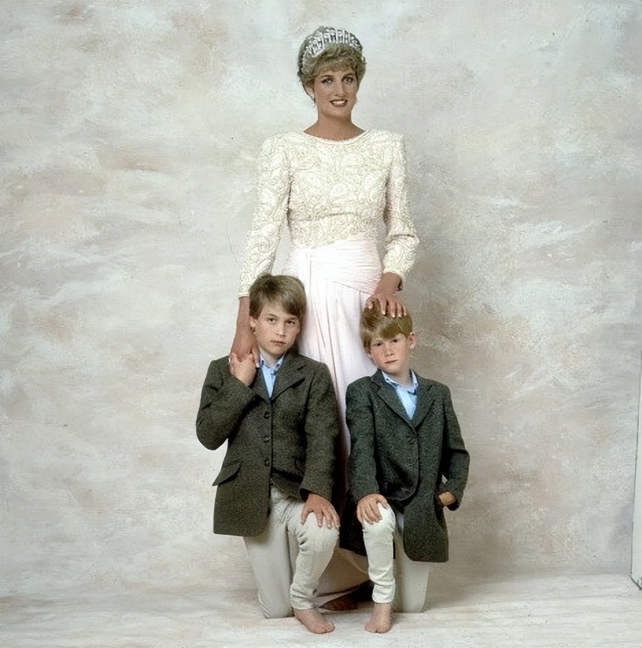 戴安娜离婚时候威廉多大,戴安娜离婚后还保留王妃头衔吗