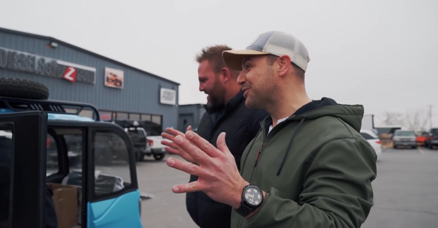 美国佬看不上我国电车，图便宜花2000买来试驾，却爱上了中国制造