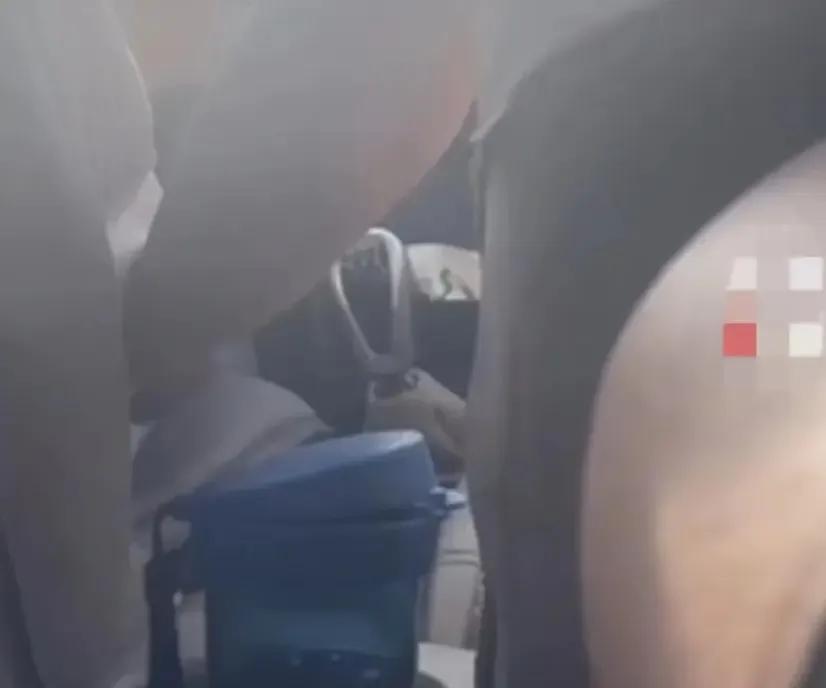 太无耻啦！50多岁教练竟伸出咸猪手，猥亵女学员长达9分钟！