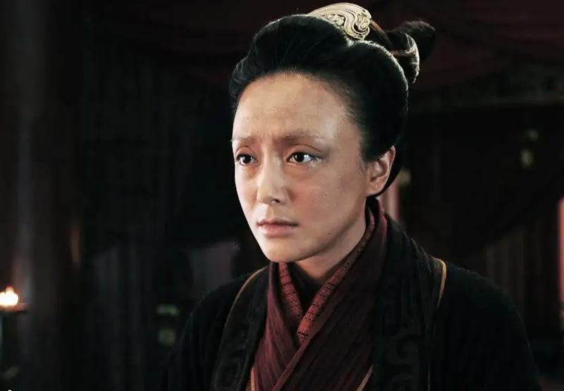 周迅青春靓丽蔡少芬人老珠黄,给皇后