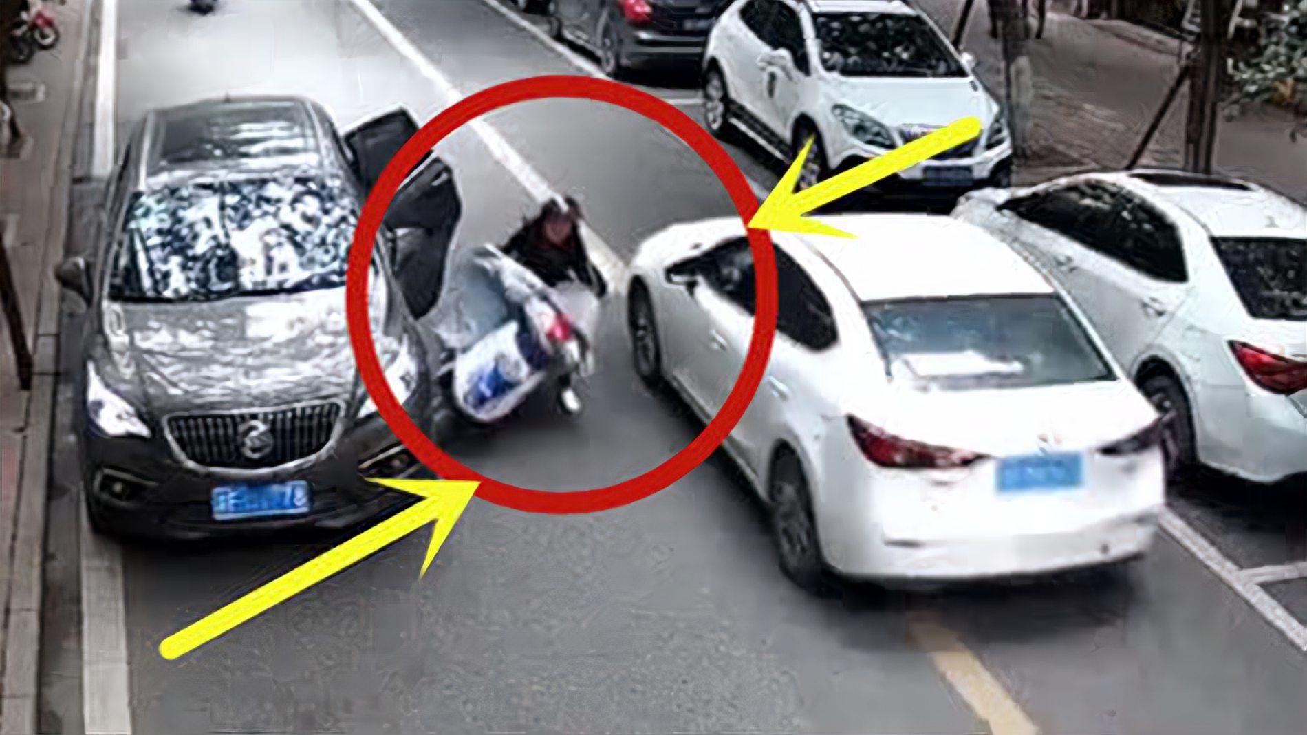 突然开车门跑出来被撞怎么判,突然开车门被撞掉谁的责任