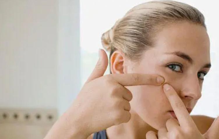 脸上长痘痘化妆推荐什么,化妆后脸上起痘痘怎么回事