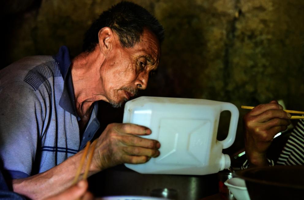 散装白酒纯粮酒为啥便宜,农村的散装白酒好卖吗多少钱