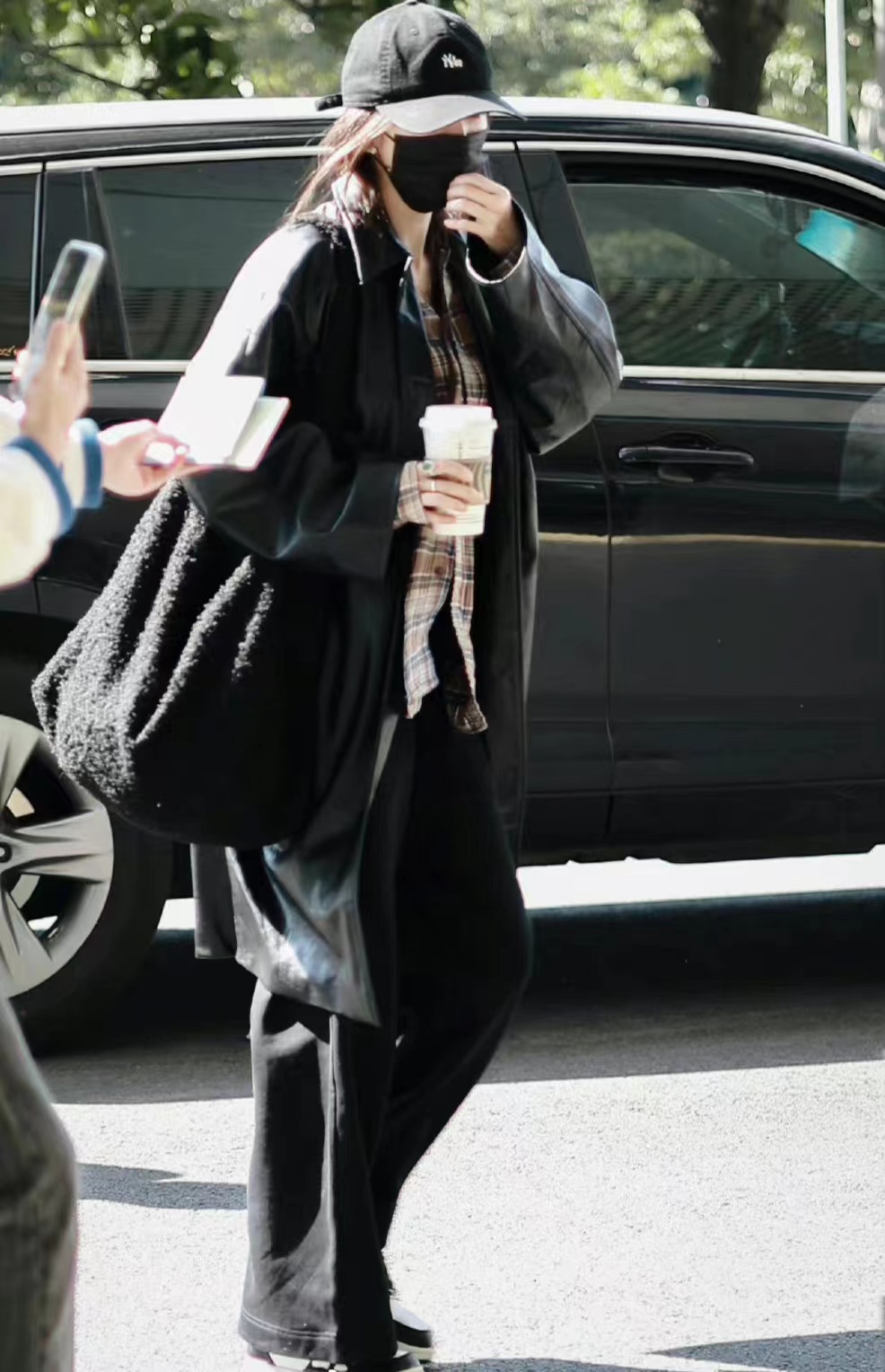 杨幂黑色牛仔休闲外套搭配图片,杨幂同款黑大衣搭配