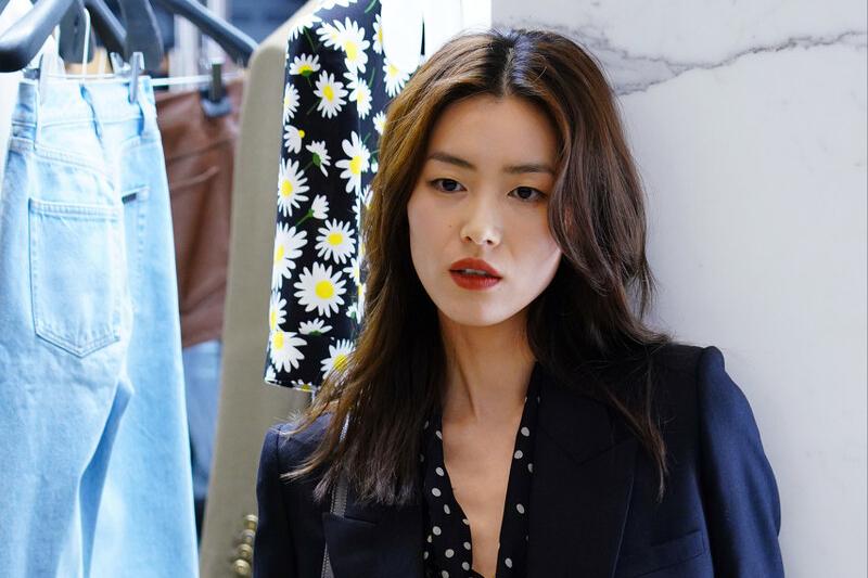 路人声称夜跑偶遇井柏然刘雯，猜测两人在一起，网友挖出更多巧合