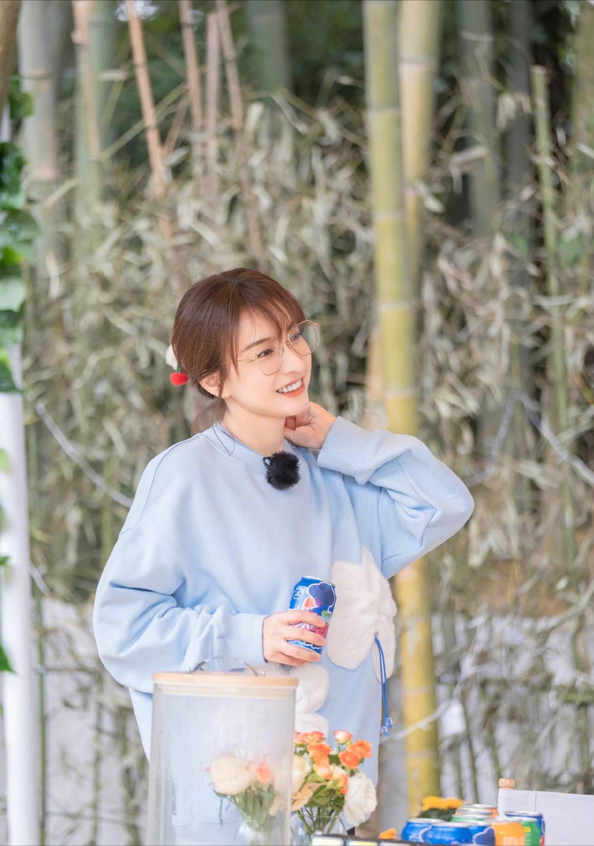 吴昕马尾蛋卷,吴昕金色卷发造型曝光