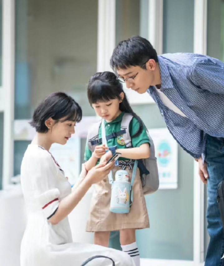 光鲜亮丽背后谁不是一地的鸡毛,光鲜亮丽的背后都是一地鸡毛