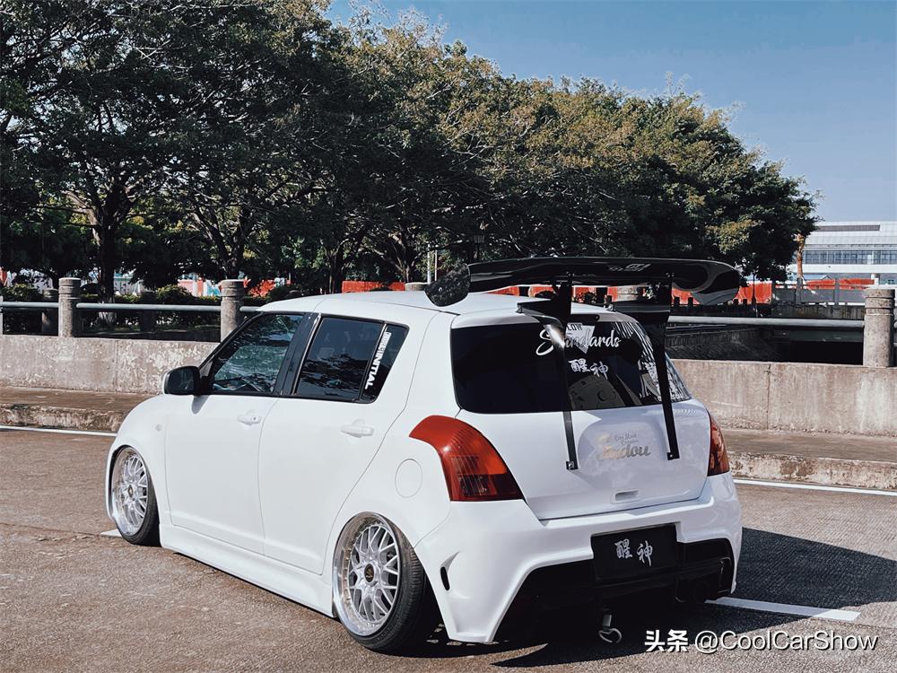 大尾翼战斗风的气动雨燕，女车友完美诠释小车也能带来无穷乐趣