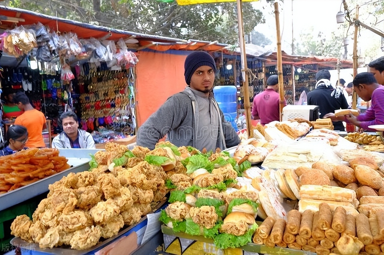 船到孟加拉，当地人送女儿给船员的婚俗要不得，船员善举让人感动