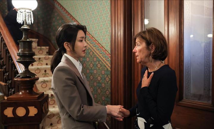 韩第一夫人穿军装,访美韩国第一夫人