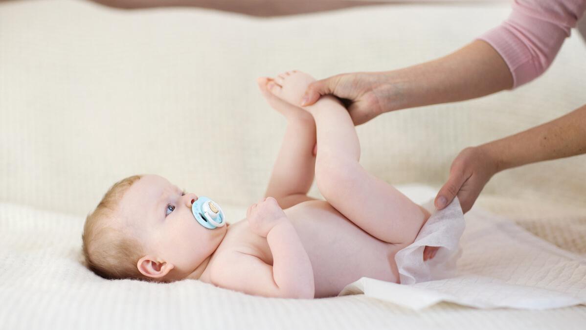 爸爸给娃买的纸尿裤,爸爸给女儿测试防晒霜