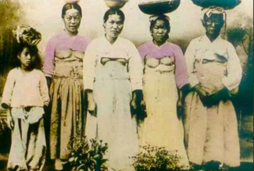 为啥历史上的日韩“露奶装”，女性不觉羞耻反以为“荣”？