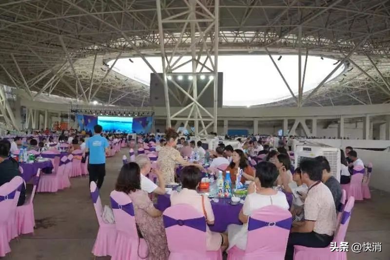 从冠名体育赛事，到占领终端冷柜，欢乐家打赢这场“夏季饮料战”