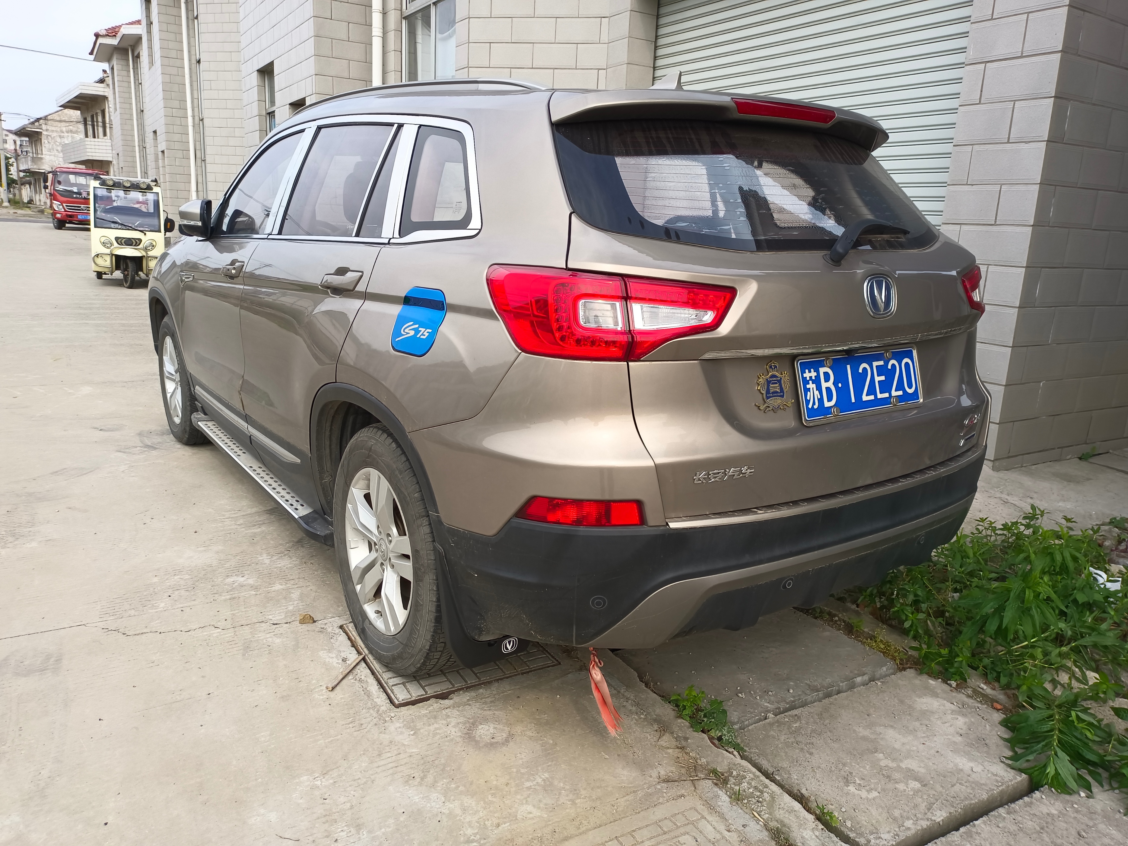 长安cs55前轮挡泥板内衬怎么更换,新车换挡泥板