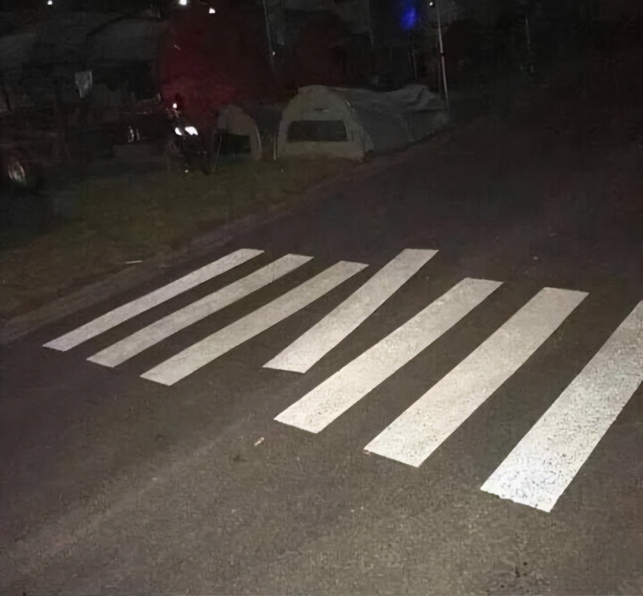 78个真实有趣的照片：山顶的足球场，老树与佛像，老司机脸部皮肤