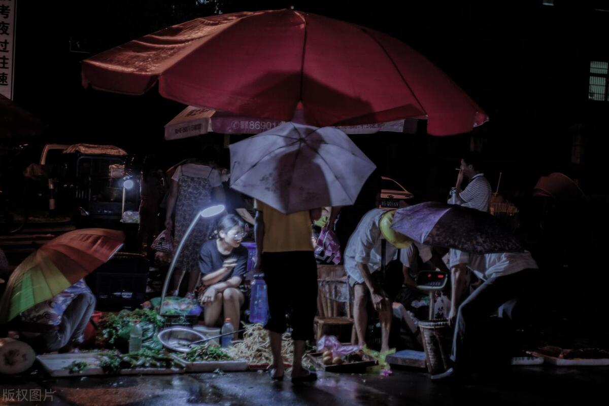 摊主再回应买彩票中2547万后砸摊,夜市摊主中彩票兴奋掀桌