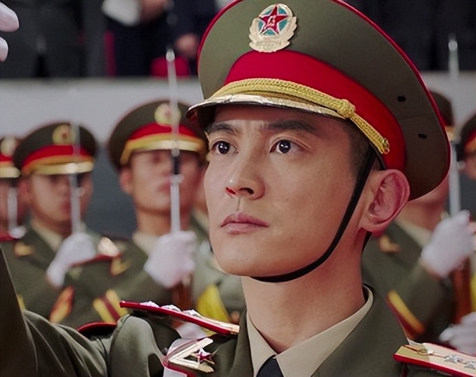 摘皇家*徽警**，无误差手表，放5次烟花，8部细节拉满的回归题材电影