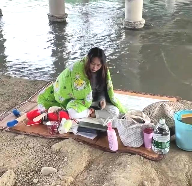 因创业失败，女大学生携带铺盖和电脑住在桥底，寒风中只穿着睡衣