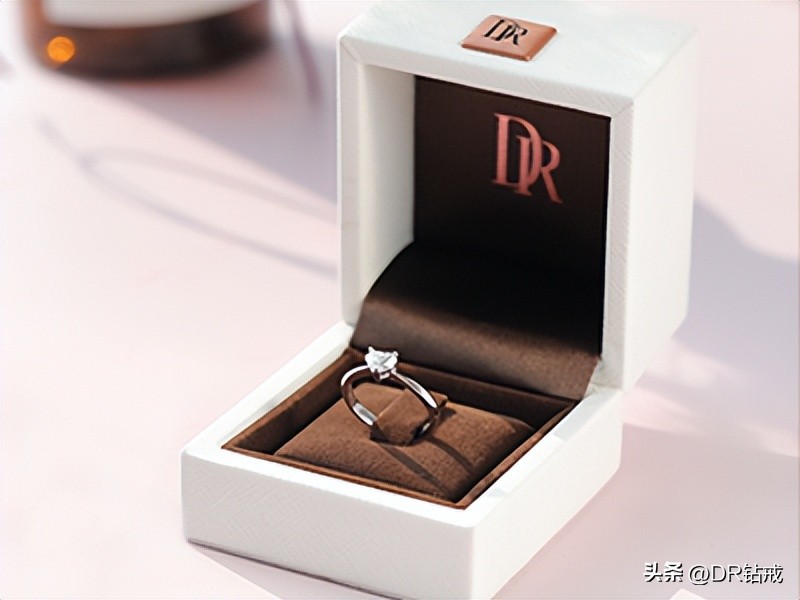 结婚对联结婚当天贴还是前一天贴,国庆节结婚对联