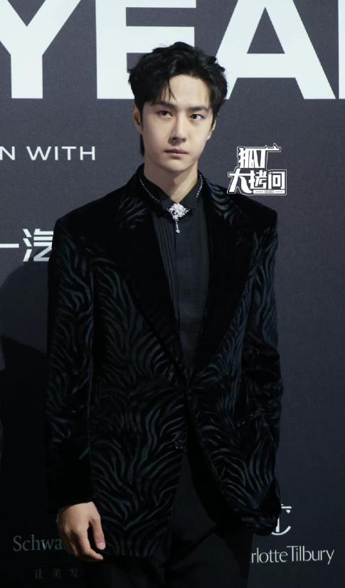 张嘉倪黑裙和网红同框,张嘉倪风波后首晒美照