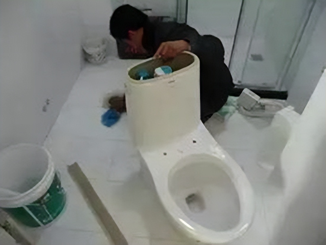 卫生间漏水是防水层老化而漏水吗,卫生间往楼下漏水怎么查找漏水点