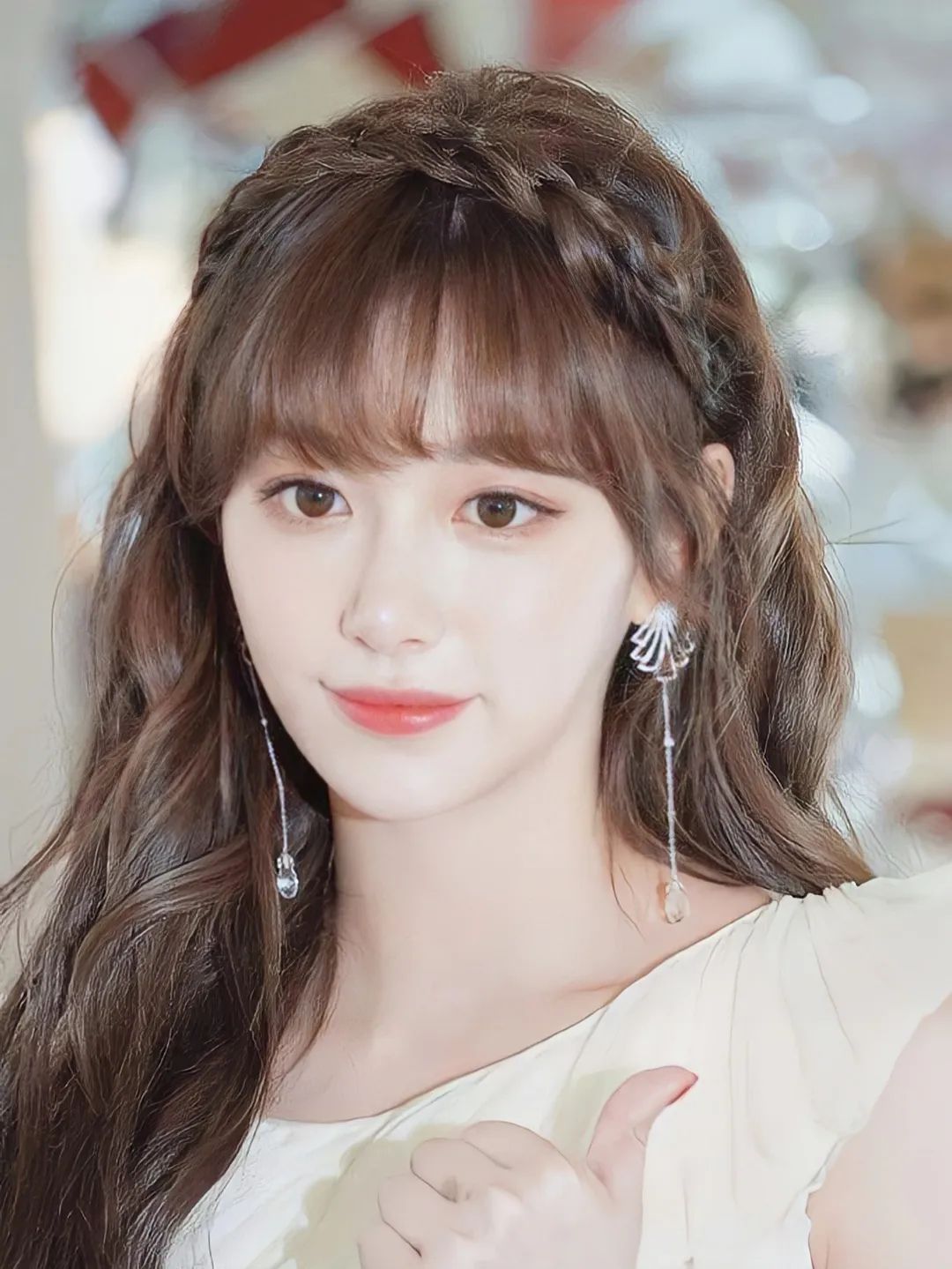 今年别再披头散发了三款减龄发型,秋冬季更适合有氛围感的发型