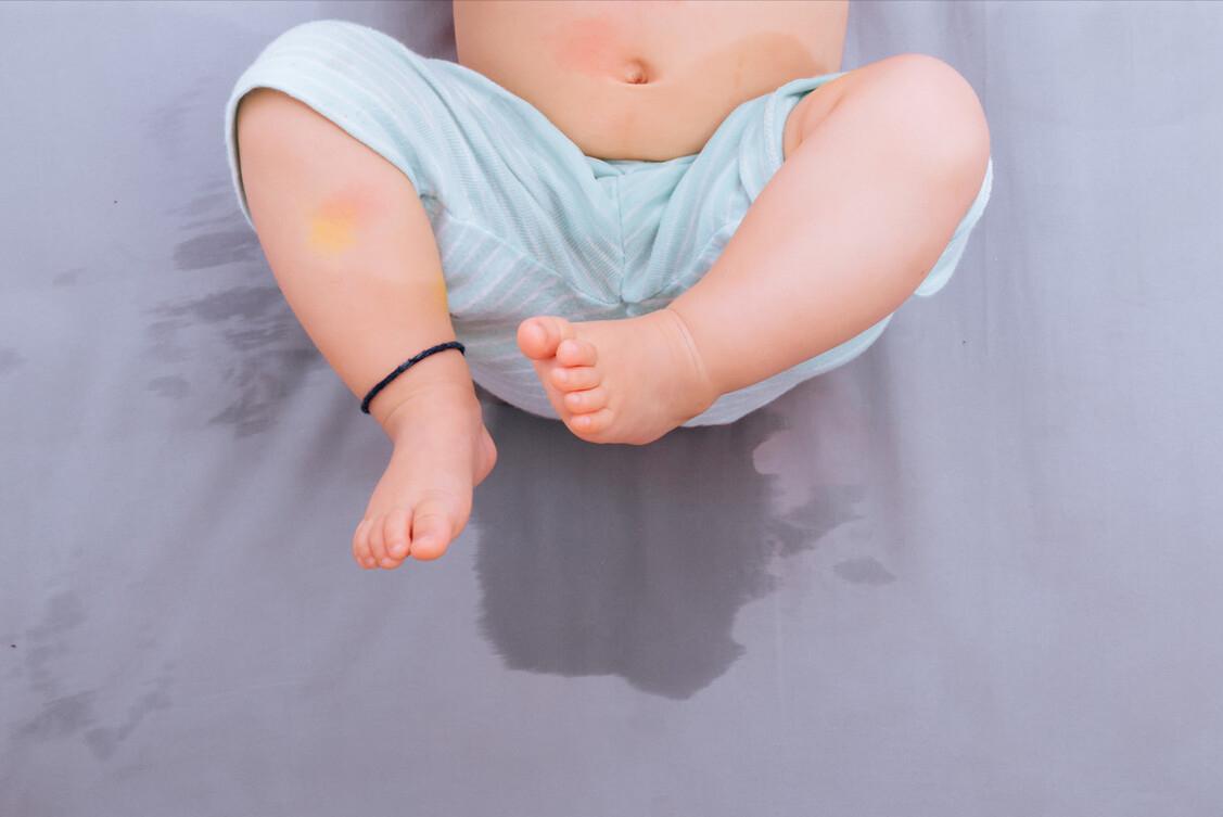 孩子9岁了每天晚上突然尿床,9岁小孩尿床老是叫不醒