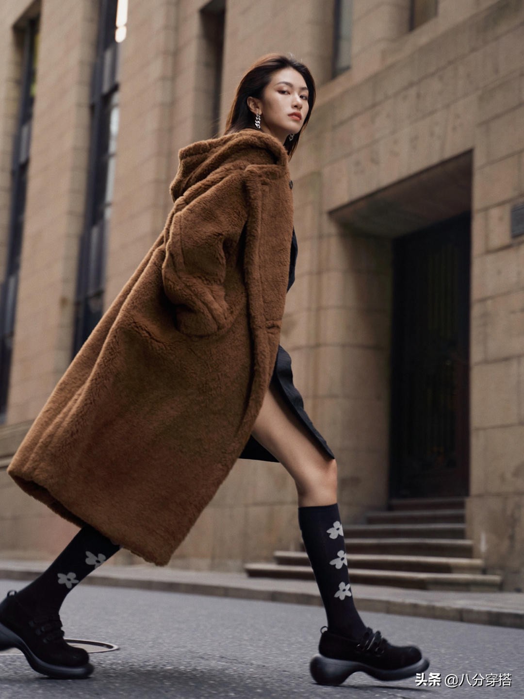 棕色泰迪熊大衣怎么穿出高级感,泰迪熊大衣哪个颜色最流行