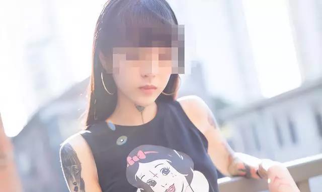 女子酒后向男闺蜜炫耀纹身,女子给男闺蜜露纹身