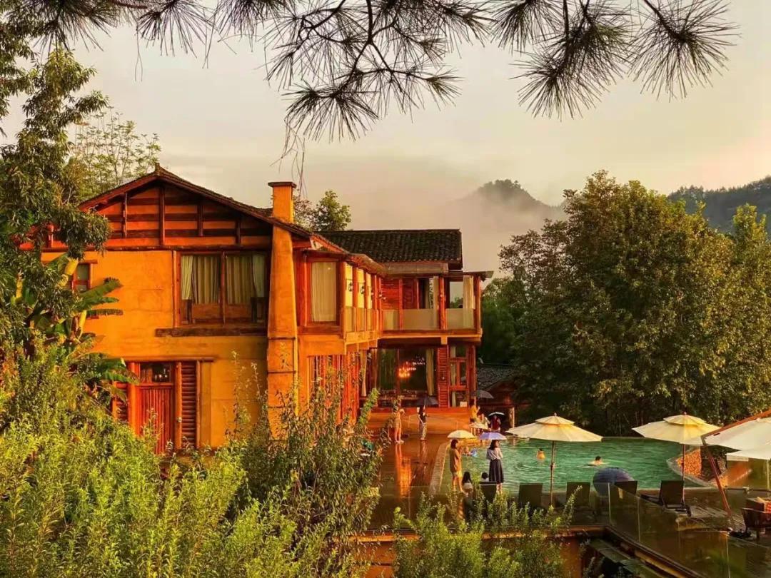 神仙眷侣辞掉高薪工作，爆改废弃山谷，悬崖高空造无边恒温泡池