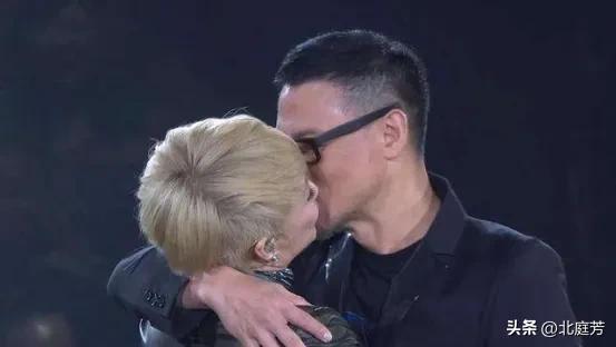 林子祥叶倩文亲密散步如神仙眷侣,叶倩文林子祥各自在一起