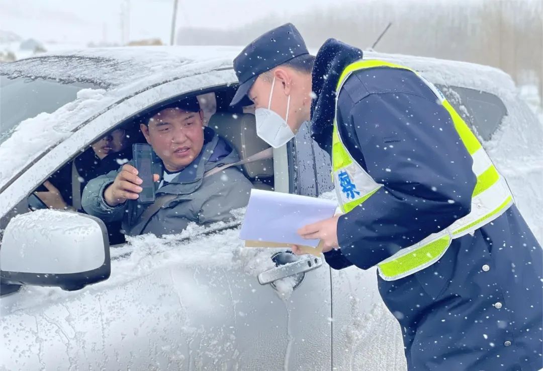 向*民报人**告|正镶白旗公安局：擎旗奋进担使命不忘初心保平安