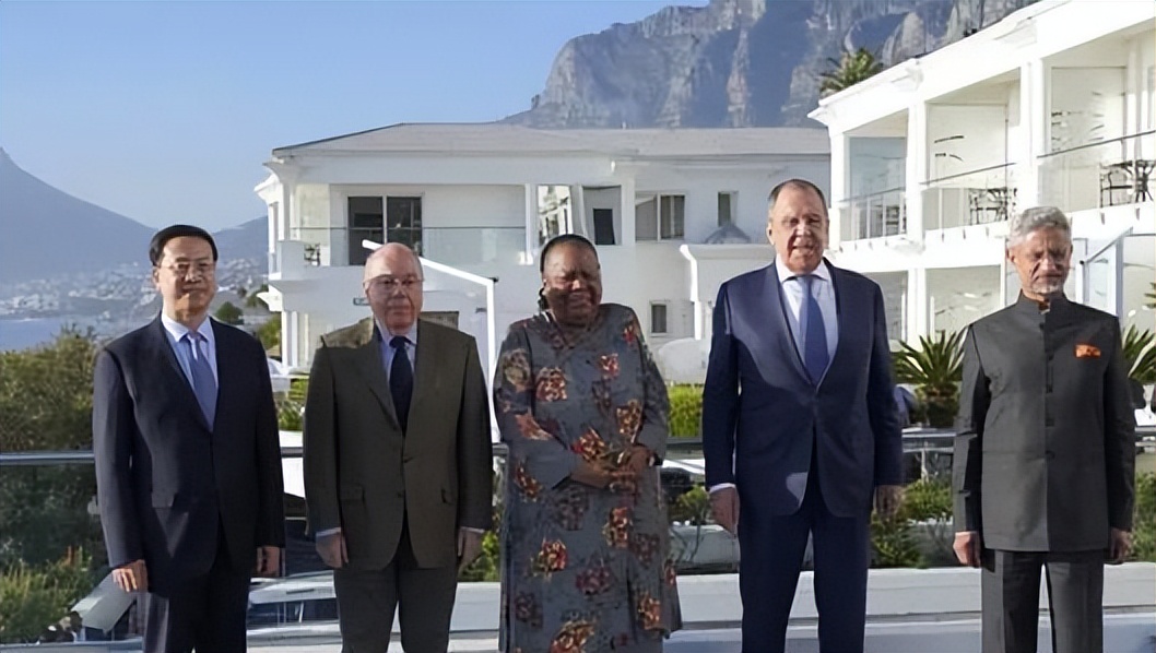 中国缺席金砖峰会，秦刚外长致电南非，给了印度明确信号