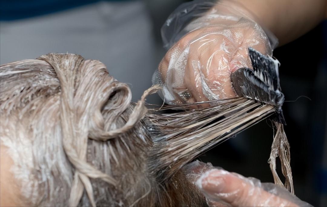 脱发染发对头发危害大吗,染发的危害脱发概率