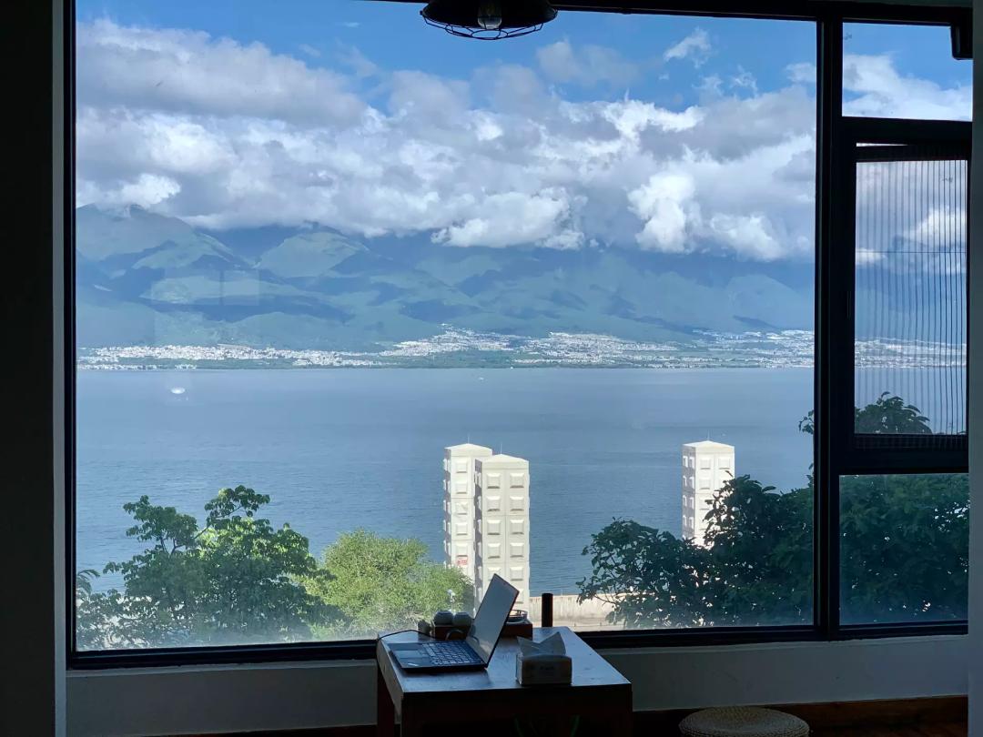 广州的大学生上网课,00后大学生去学校